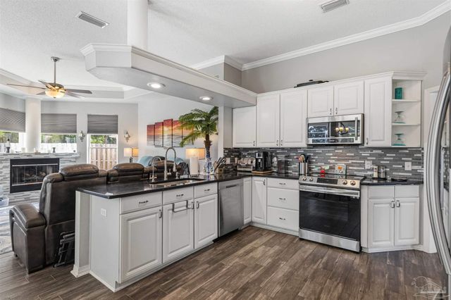 1956 Rue La Fontaine, Navarre, FL 32566
