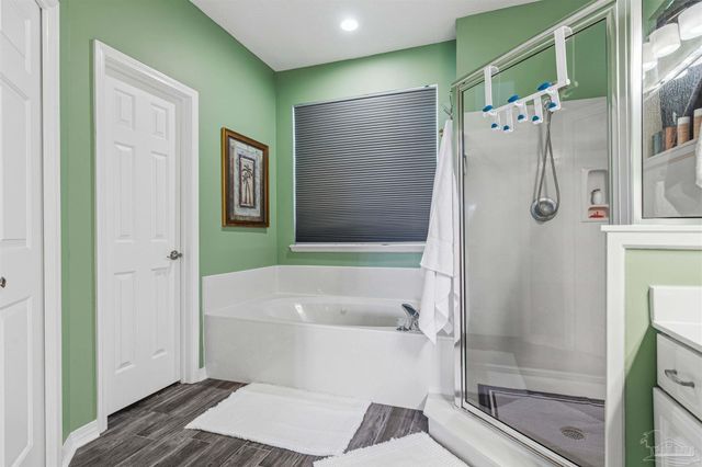 1956 Rue La Fontaine, Navarre, FL 32566