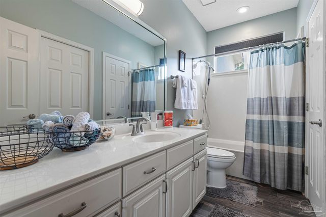 1956 Rue La Fontaine, Navarre, FL 32566