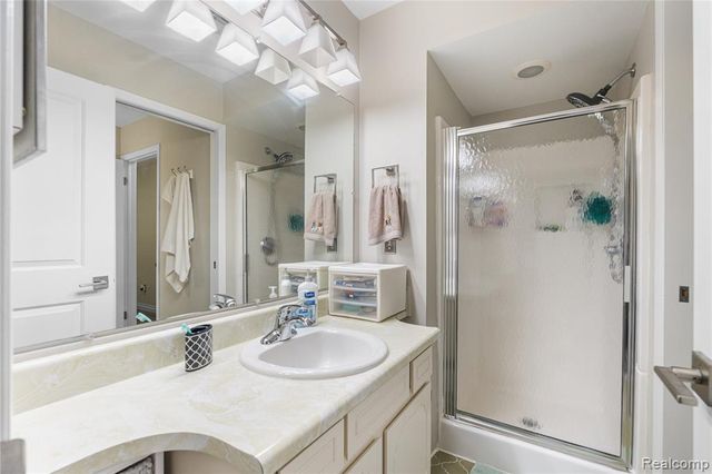 1476 E Oakbrook, Rochester Hills, MI 48307