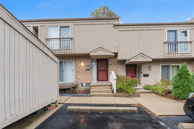1476 E Oakbrook, Rochester Hills, MI 48307