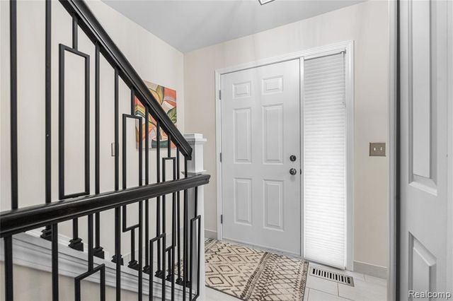 1476 E Oakbrook, Rochester Hills, MI 48307