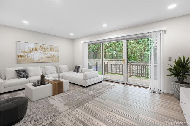 1476 E Oakbrook, Rochester Hills, MI 48307