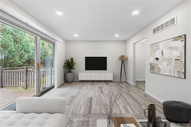 1476 E Oakbrook, Rochester Hills, MI 48307