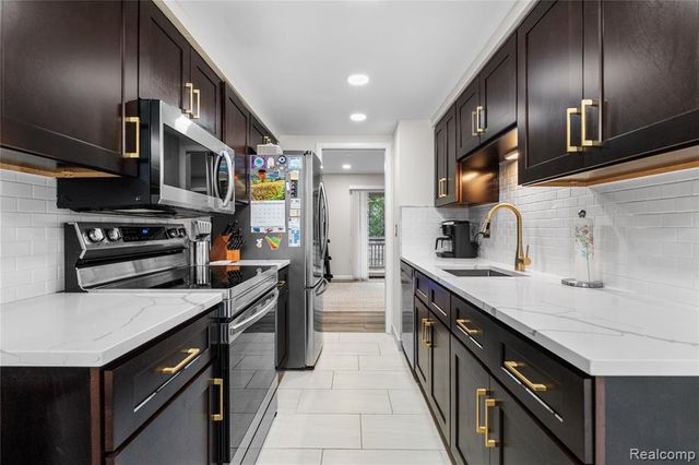 1476 E Oakbrook, Rochester Hills, MI 48307