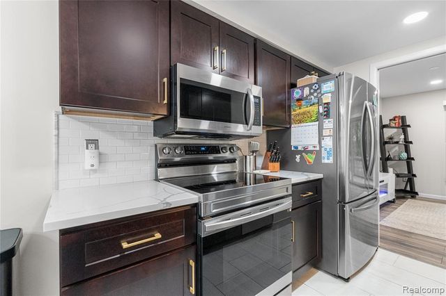 1476 E Oakbrook, Rochester Hills, MI 48307