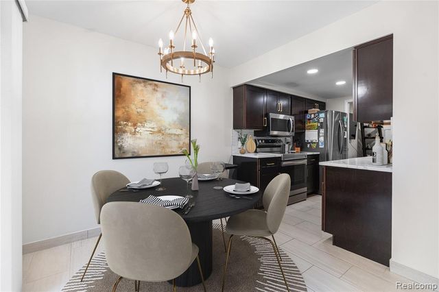 1476 E Oakbrook, Rochester Hills, MI 48307