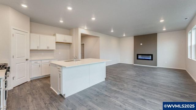 324 Greencrest St NE, Salem, OR 97301