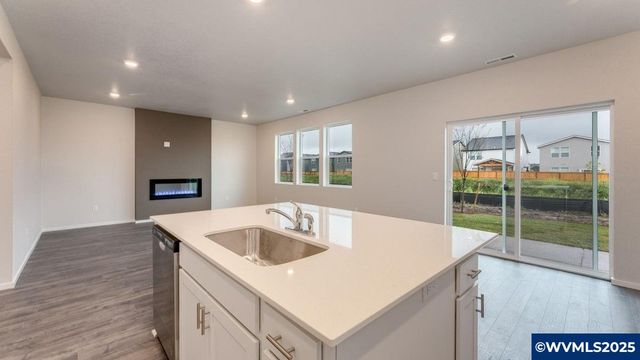 324 Greencrest St NE, Salem, OR 97301