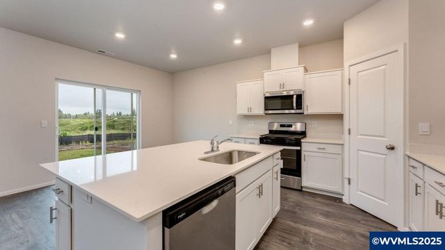 324 Greencrest St NE, Salem, OR 97301