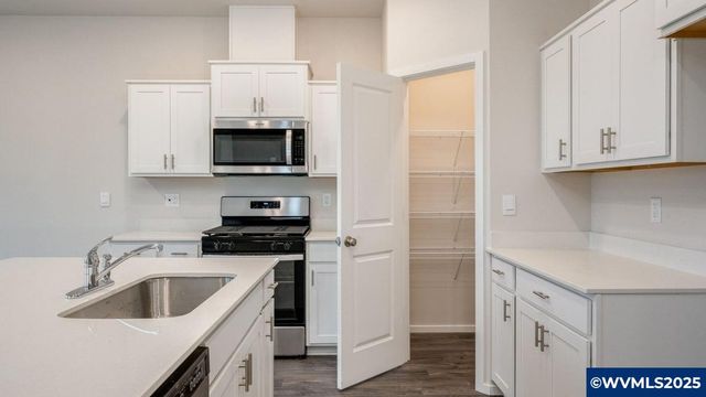 324 Greencrest St NE, Salem, OR 97301