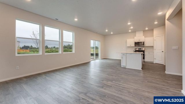 324 Greencrest St NE, Salem, OR 97301