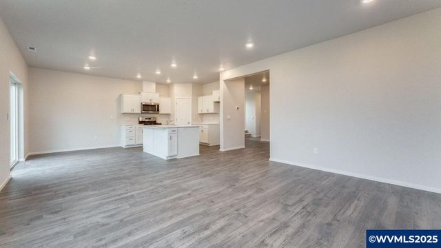 324 Greencrest St NE, Salem, OR 97301