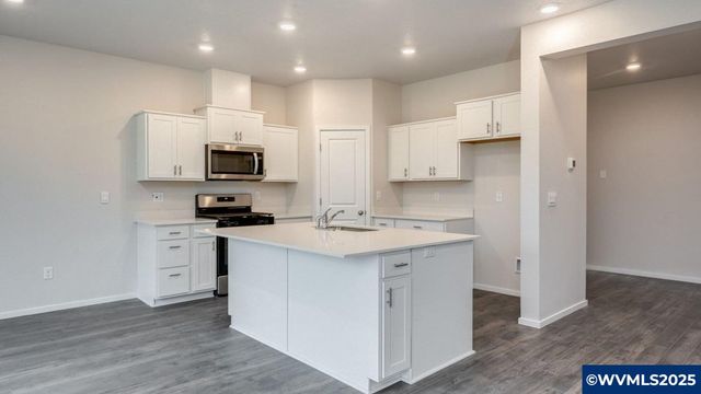 324 Greencrest St NE, Salem, OR 97301