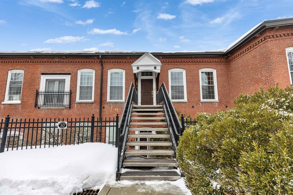 8 Main St Apt 11, Jaffrey, NH 03452