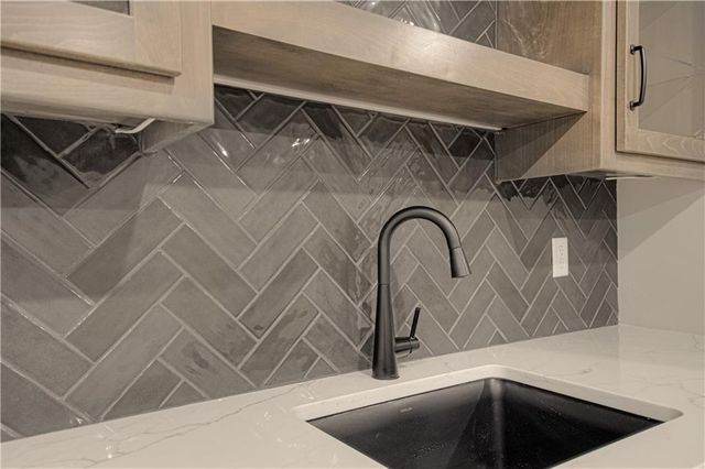 1512 SW Arborpark Terrace, Lee's Summit, MO 64082