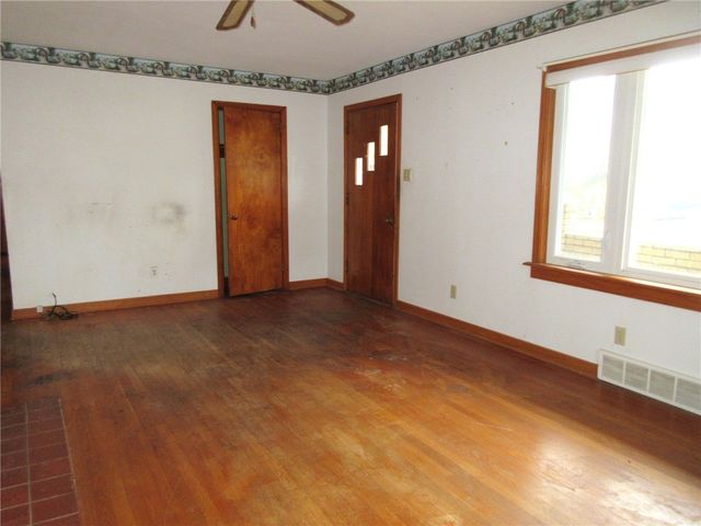 1684 E Maiden St, South Strabane, PA 15301