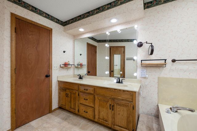 1226 E Highpoint Street, Springfield, MO 65804