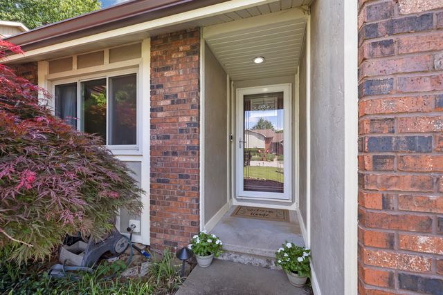 1226 E Highpoint Street, Springfield, MO 65804