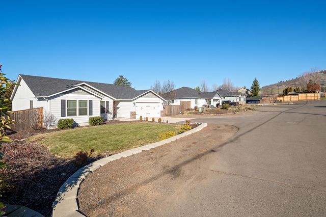 3617 Cedar Links Drive, Medford, OR 97504