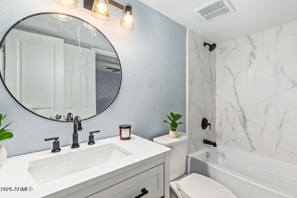 Image 11 of property listing at 6565 N 19 Avenue 45, Phoenix, AZ 85015