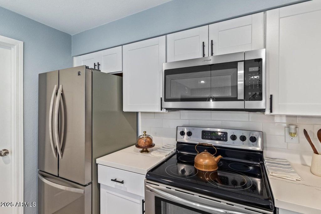 Image 3 of property listing at 6565 N 19 Avenue 45, Phoenix, AZ 85015