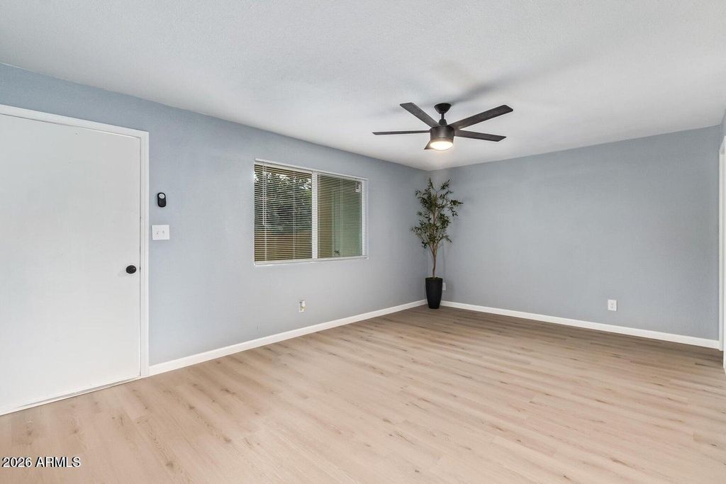 Image 5 of property listing at 6565 N 19 Avenue 45, Phoenix, AZ 85015