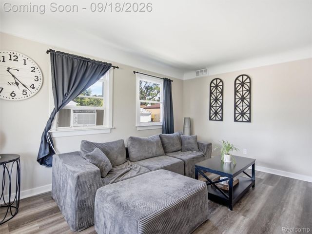 17803 Tennyson Street, Roseville, MI 48066
