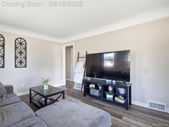 17803 Tennyson Street, Roseville, MI 48066