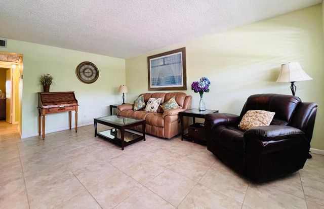 97 Sussex E, West Palm Beach, FL 33417