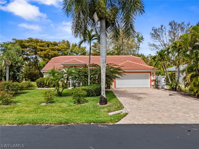 930 Moon Lake DR, Naples, FL 34104