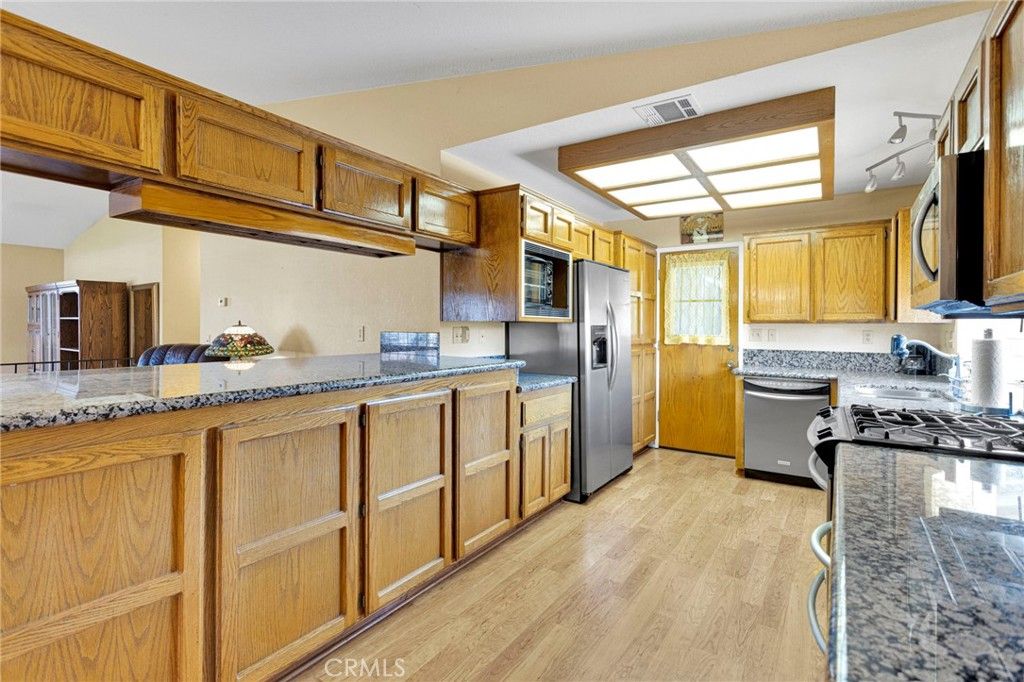 Image 16 of property listing at 13045 Caspian Drive, Victorville, CA 92395