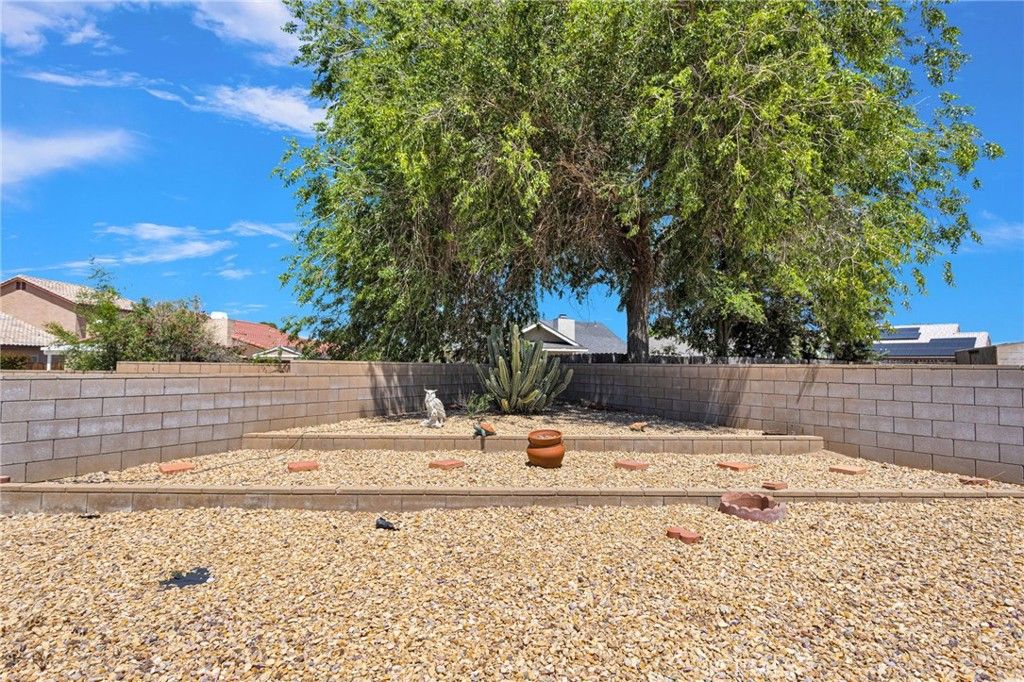 Image 33 of property listing at 13045 Caspian Drive, Victorville, CA 92395