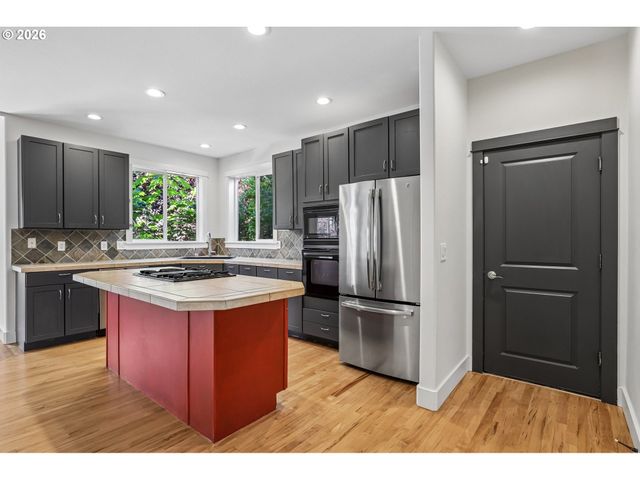2445 W 10TH St, Washougal, WA 98671