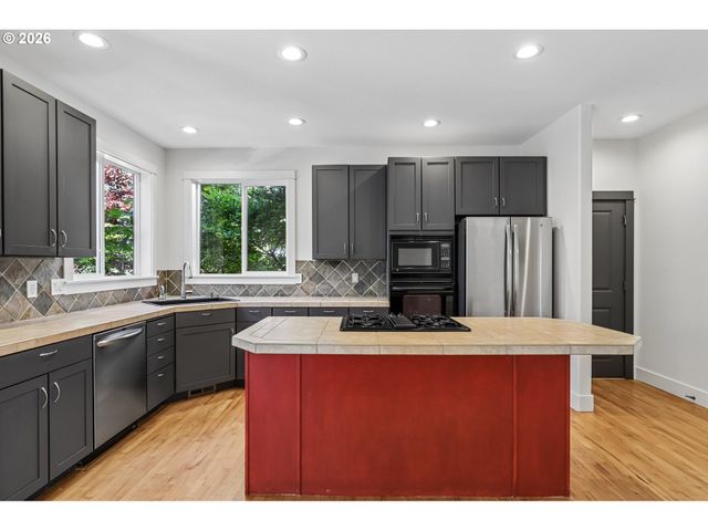 2445 W 10TH St, Washougal, WA 98671