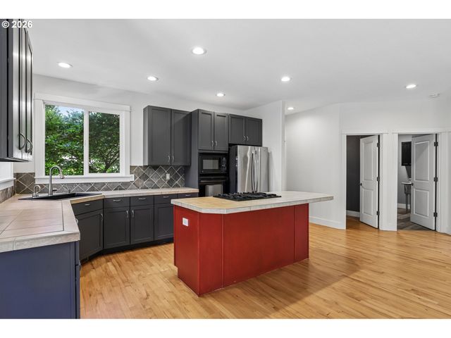 2445 W 10TH St, Washougal, WA 98671