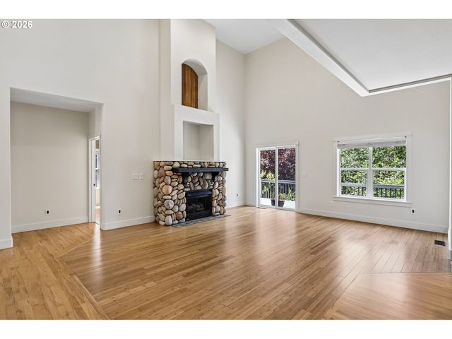 2445 W 10TH St, Washougal, WA 98671