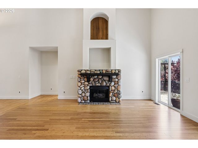 2445 W 10TH St, Washougal, WA 98671
