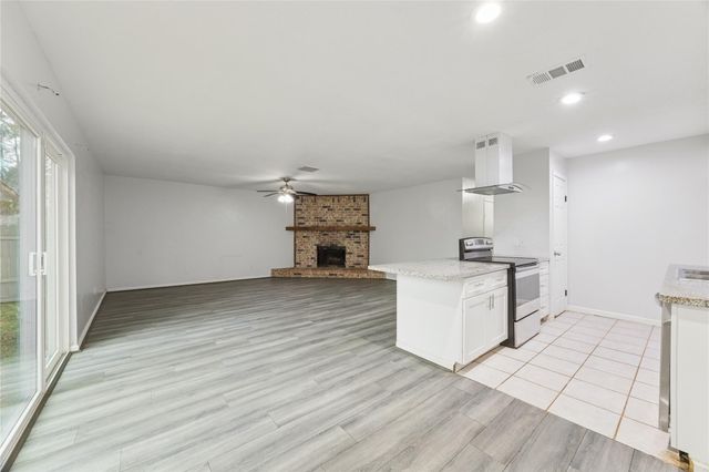 15215 Mcconn Street, Webster, TX 77598