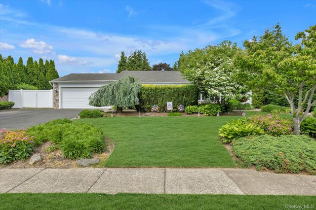 10 Elf Court, Bohemia, NY 11716