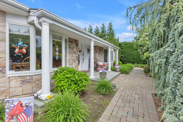 10 Elf Court, Bohemia, NY 11716