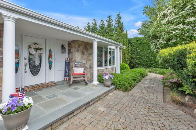 10 Elf Court, Bohemia, NY 11716