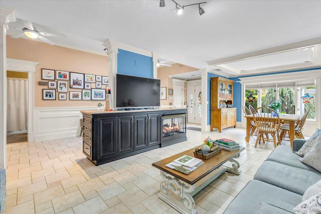 10 Elf Court, Bohemia, NY 11716