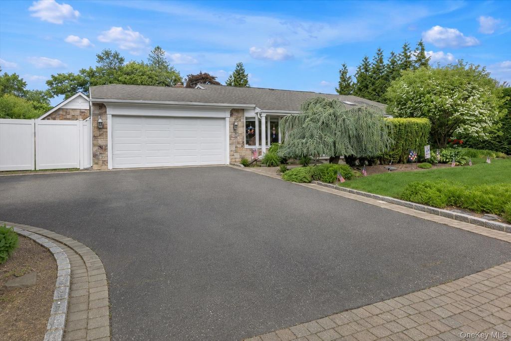 10 Elf Court, Bohemia, NY 11716