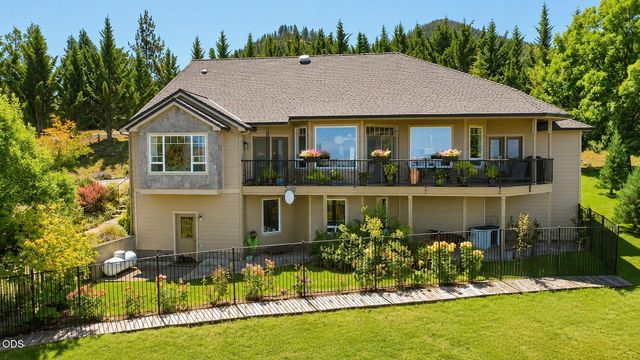 651 Holton Road, Talent, OR 97540
