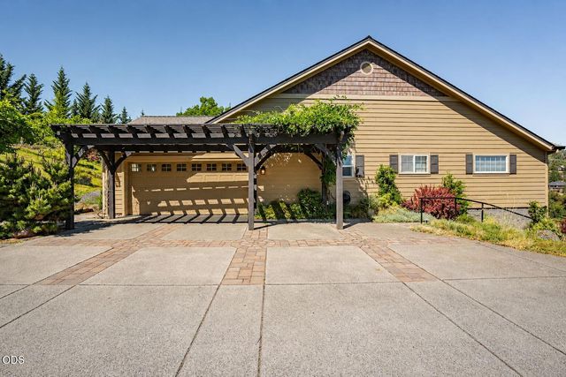 651 Holton Road, Talent, OR 97540