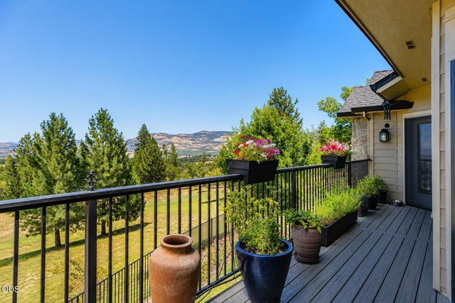 651 Holton Road, Talent, OR 97540