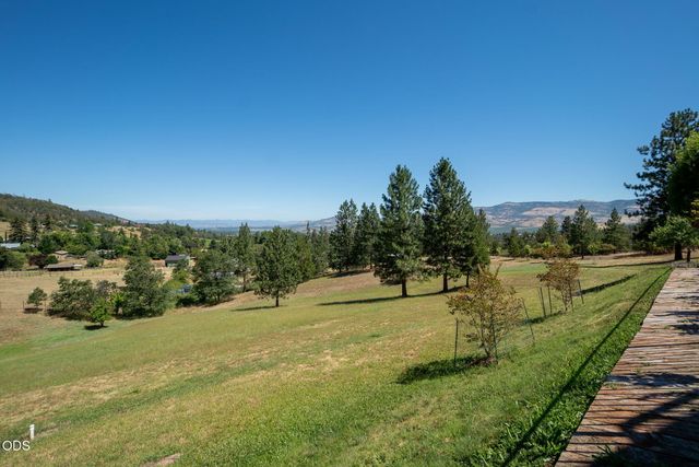 651 Holton Road, Talent, OR 97540