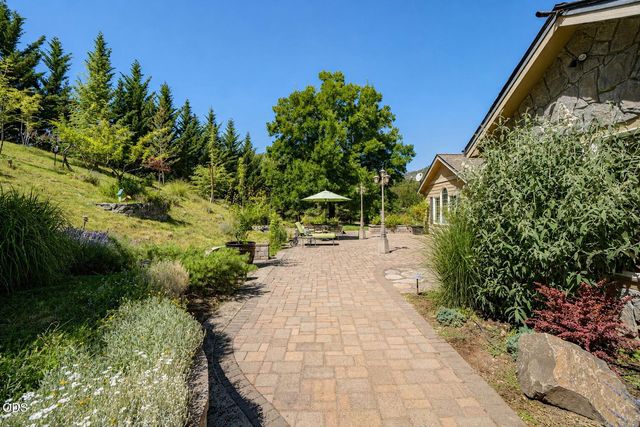 651 Holton Road, Talent, OR 97540