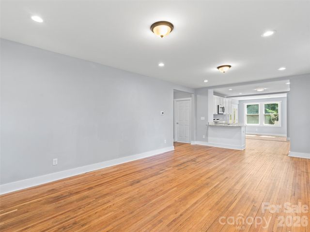 926 W Chapel Road, Asheville, NC 28803